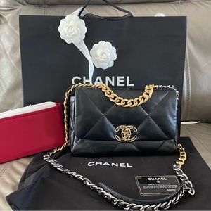 Authentic Chanel19 small black lambskin 30 series with Zeko certificate